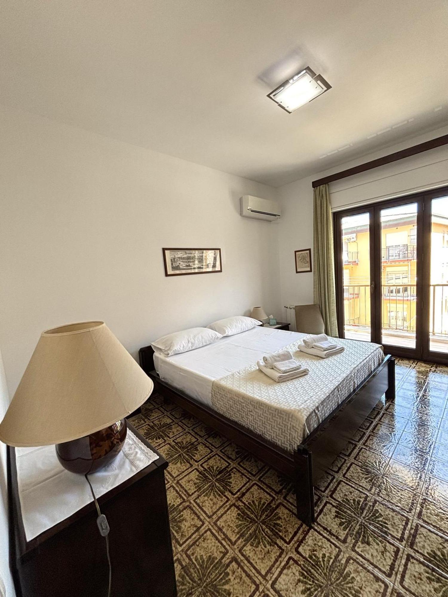 Archimede Lounge Apartment เชฟาลู ภายนอก รูปภาพ