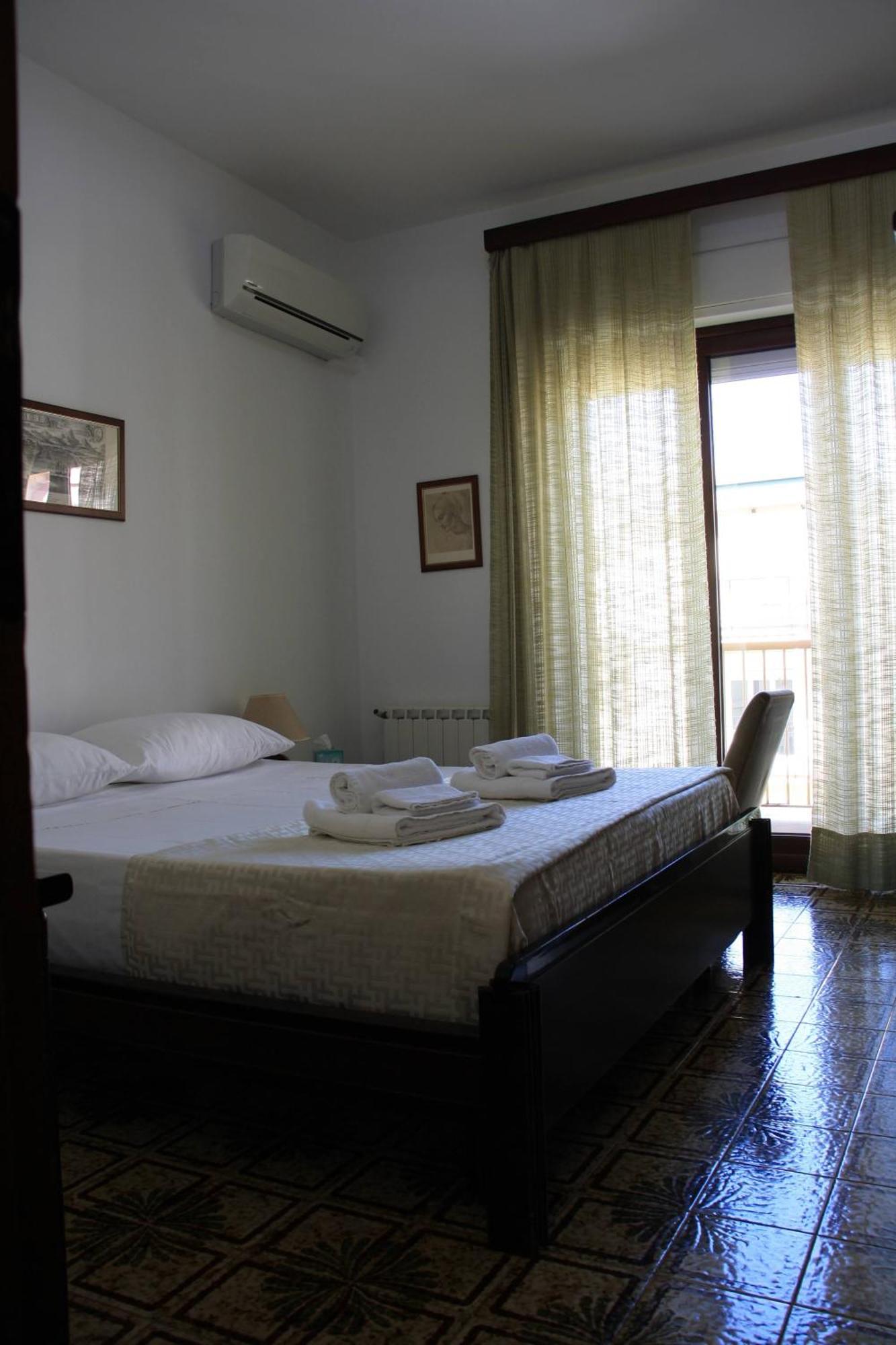 Archimede Lounge Apartment เชฟาลู ภายนอก รูปภาพ